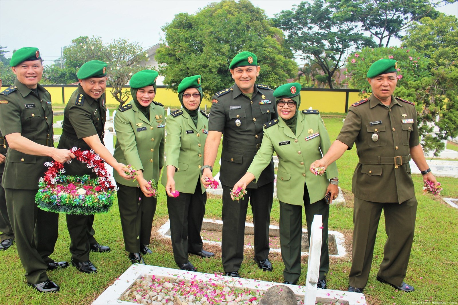 Ziarah Rombongan dan Tabur Bunga di Taman Makam Pahlawan Kusuma Bangsa Lolong