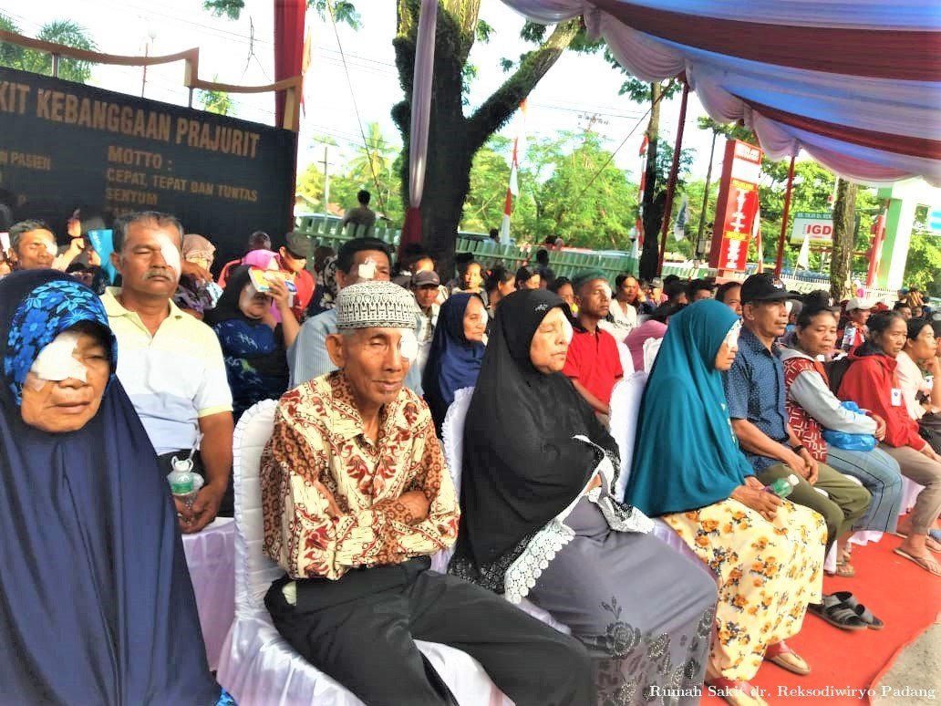 Bakti Sosial Pengobatan Massal dan Skrining Kesehatan Lansia di Padang