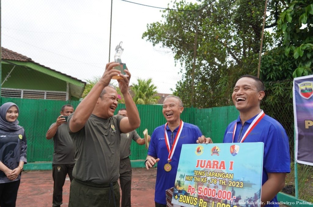 Final Pertandingan Tenis Lapangan HUT TNI ke – 78 dan Dihadiri Oleh Danrem 032/Wbr Brigjen TNI Rayen